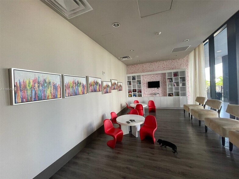 Building Photo - 5252 NW 85th Ave