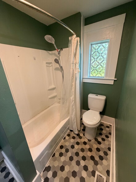 bathroom - 210 S Jefferson St
