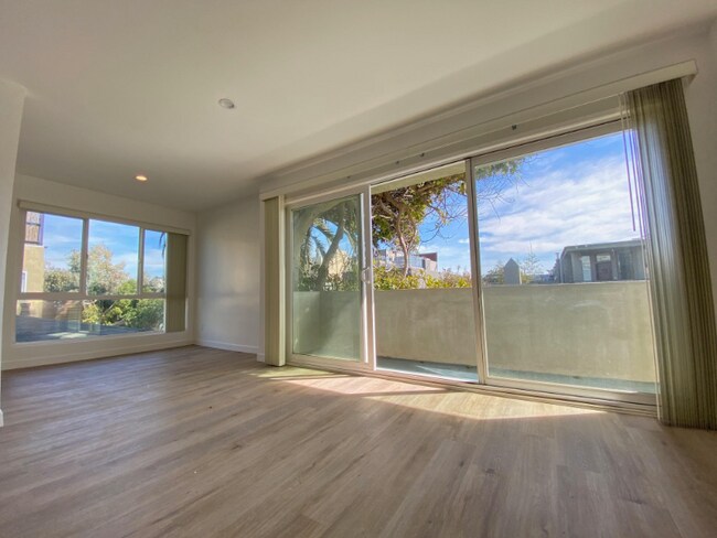 Building Photo - 1728 28th Ave