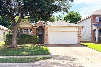 Building Photo - "Spacious 3-Bedroom 2-Bath Retreat in Fort...