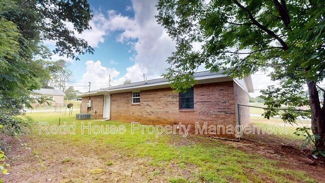 Building Photo - 903 W Adams St