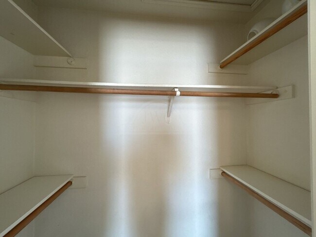 Building Photo - 1702 Benttree Dr