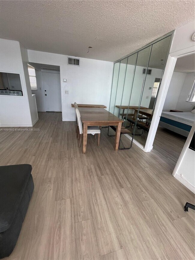 Building Photo - 2910 Point E Dr