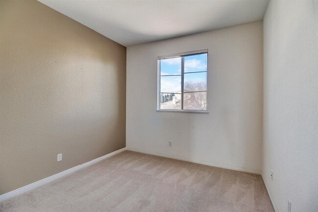 Building Photo - Beautiful 3 Bedroom, 2 Story Home in the Heart of Summerlin!