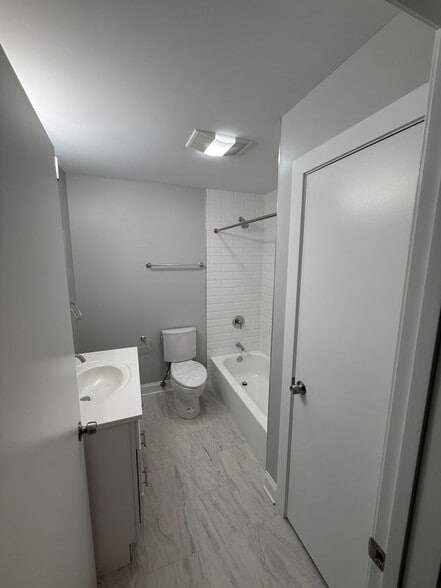 Building Photo - 744 W Gordon Terrace