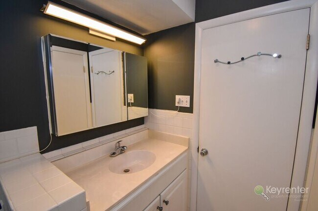 Building Photo - 981 Limekiln Rd