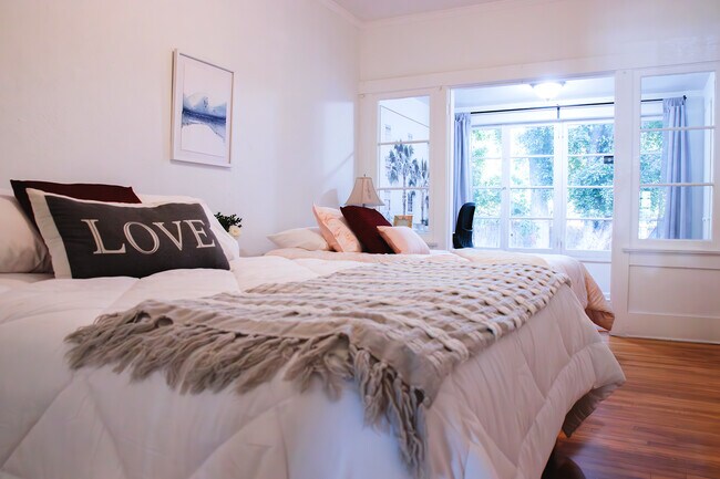 Middle bedroom w/office space - 2005 N Beachwood Dr