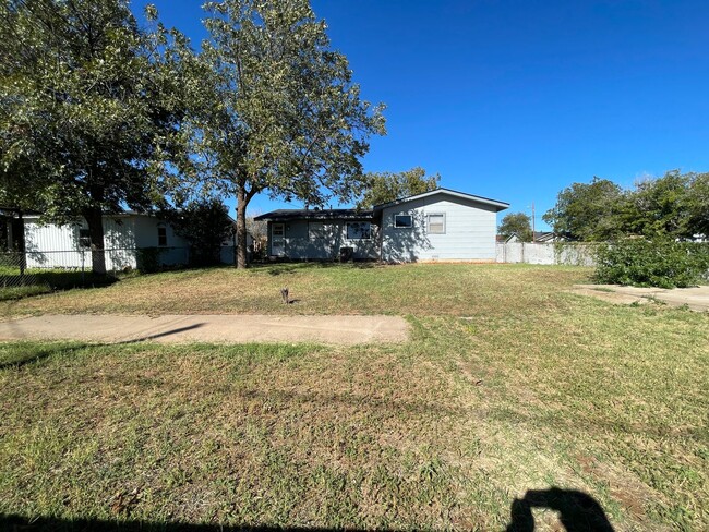 Building Photo - Cozy 3-Bedroom, 2-Bath Home with Spacious ...