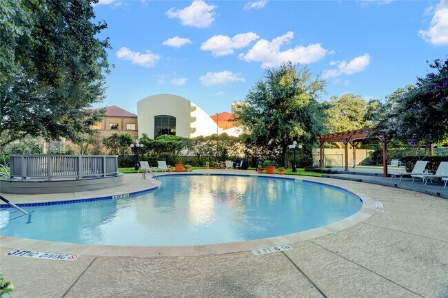 Building Photo - 1400 Hermann Dr