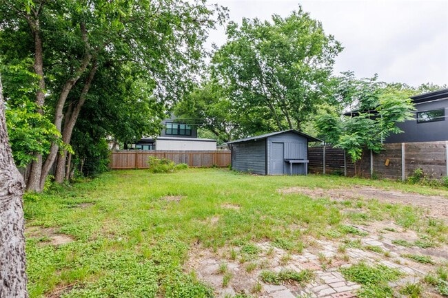 Building Photo - 1902 Pasadena Dr