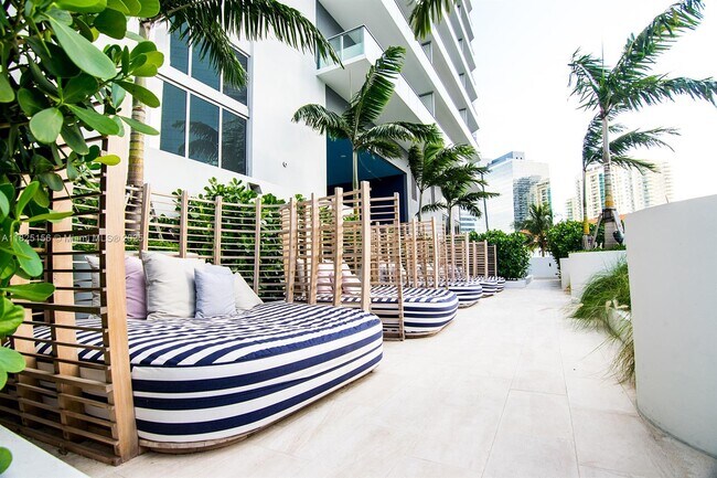 Building Photo - 1300 Brickell Bay Dr