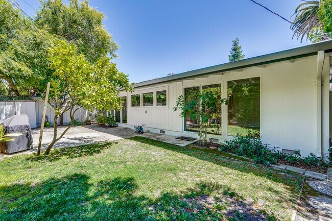 Building Photo - 3 Bed 2 Bath Mackay Home in Desirable Mont...