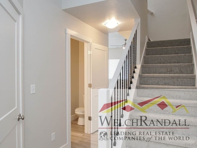 Building Photo - Live Comfortably in West Haven – Beautiful 3BR, 2.5BA Townhome for Rent!