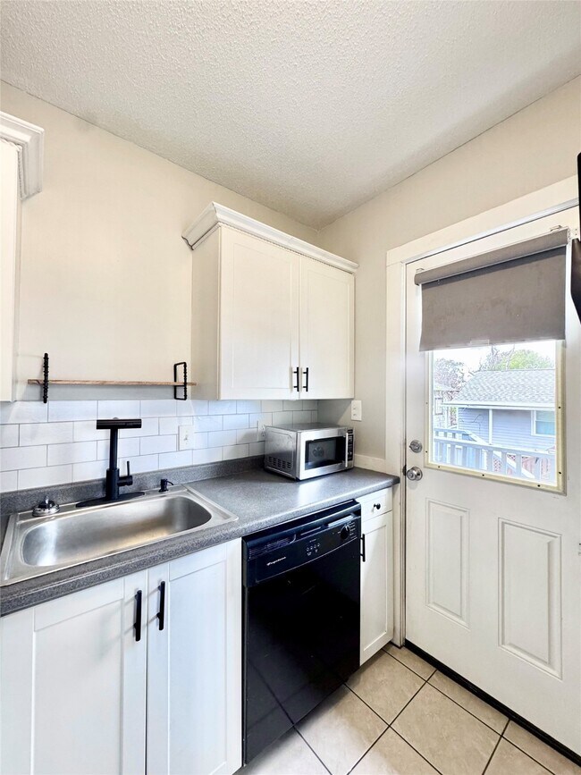 Building Photo - 629 E 11th St