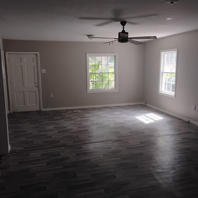 Building Photo - 844 Combs St