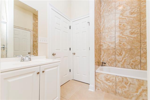 Building Photo - 1006 S Pine St