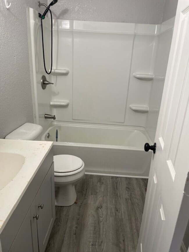 Building Photo - Updated 2-bedroom, 1-bathroom rental home located on Mossman Ave.