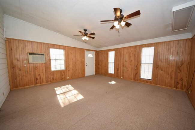 Building Photo - Very nice 3 bed 2 bath home near E. Holmes...