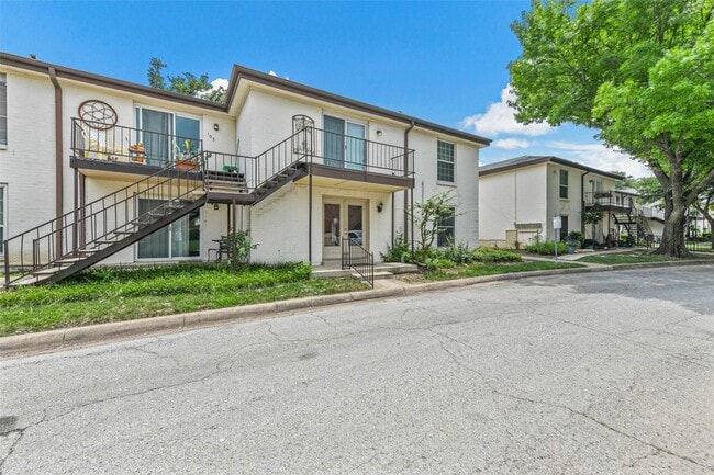 Building Photo - 4002 Ridglea Country Club Dr