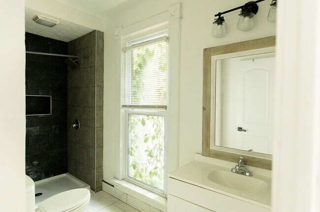 Building Photo - 415 Brightwood Ave