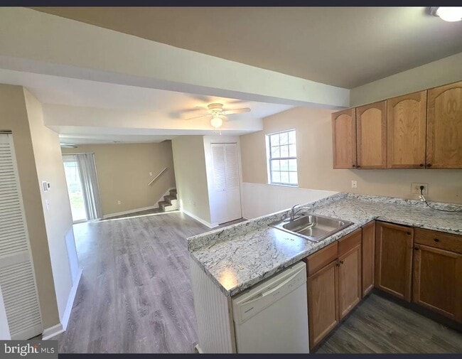 Building Photo - 525 Blackbird Dr