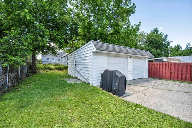 Building Photo - 5252 W 45th St