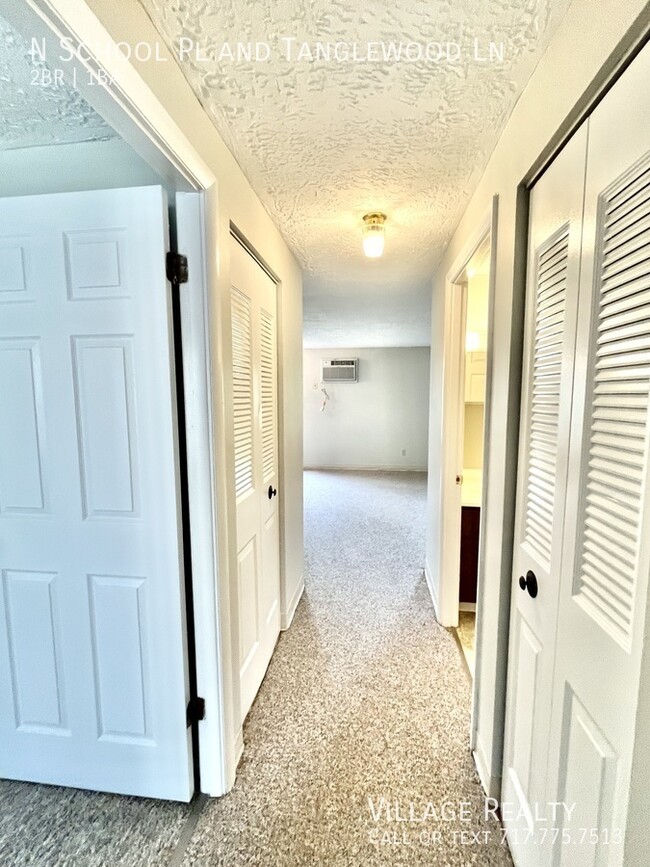 Building Photo - Top Floor! Roomy 2-Bed with A/C & Off-Stre...