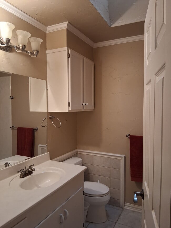 Building Photo - 4606 Begonia St