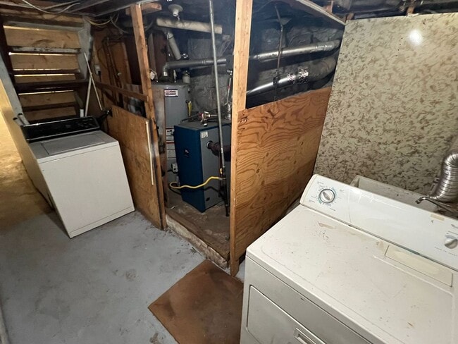 Building Photo - Huge 3 Bedroom with a FINISHED Basement!
