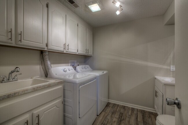 Building Photo - Convenient location! Side Split in Western Omaha.
