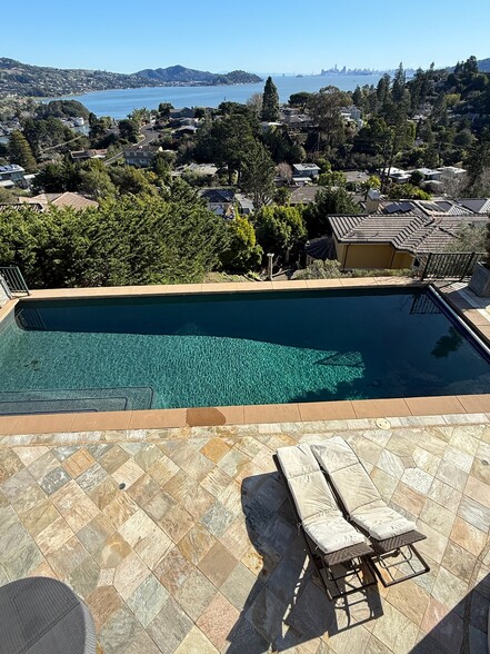 Private outdoor pool - available all year, heated, infinity, pool cover, pool toys, saltwater - 115 Inez Pl