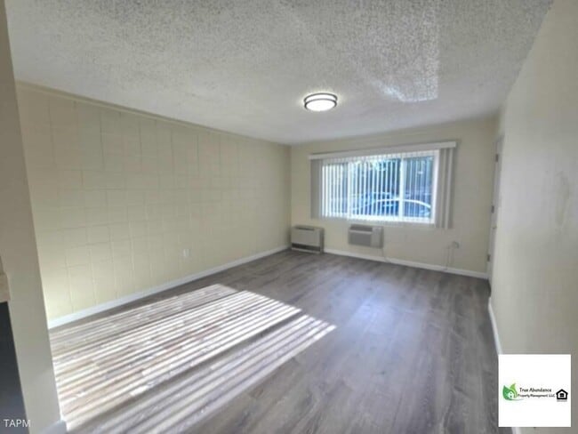 Building Photo - Cozy &amp; Stunning One Bedroom Apartment!