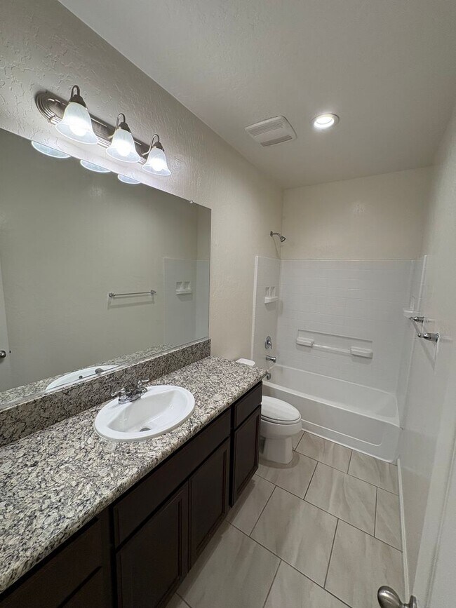 Building Photo - Comfortable NW Visalia Home Rent Ready!