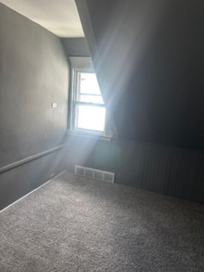 Building Photo - 2-Bedroom Apartment in Quiet 4-Plex with O...