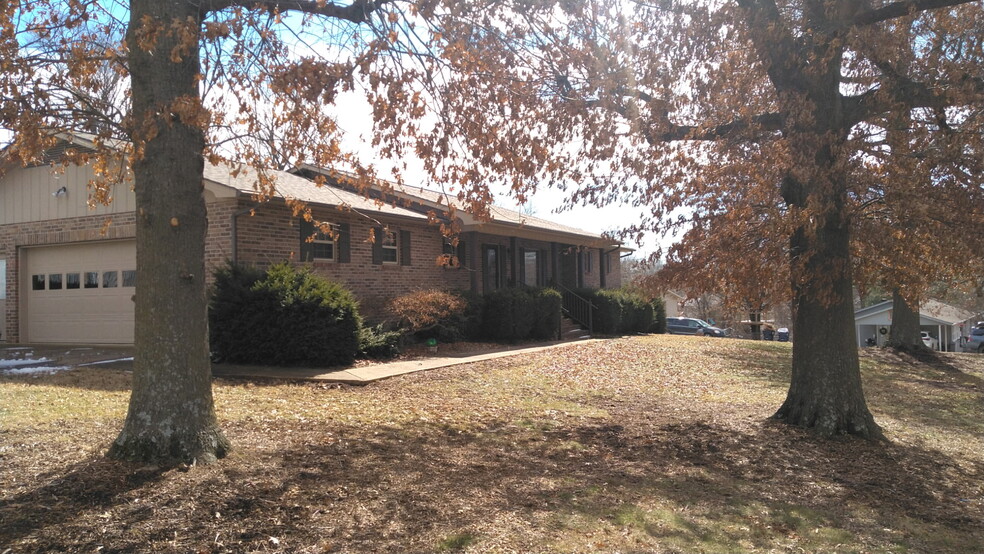 View of front of house & garage - 423 S Kelley St