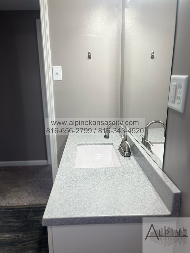 Building Photo - Available Mid January! 5 Bedrooms, PLUS Rec Room in Gladstone!