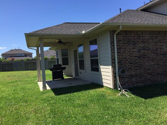 Building Photo - 15610 Whisper Woods Dr