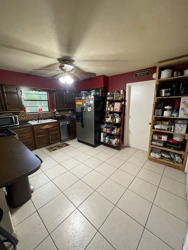Building Photo - 3BR/2BA Home with Bonus/Game Room in Quiet Residential Neighborhood