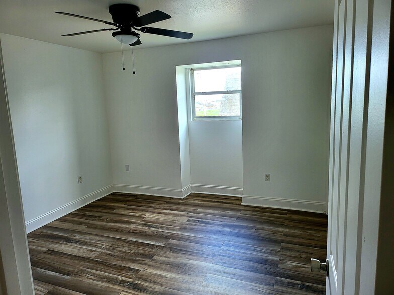 Building Photo - 3517 Golden Dr