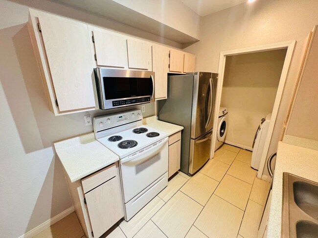 Building Photo - 2 Bed downstairs unit