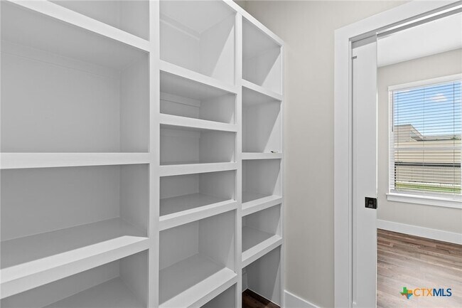 Building Photo - 2204 Magnolia Dr