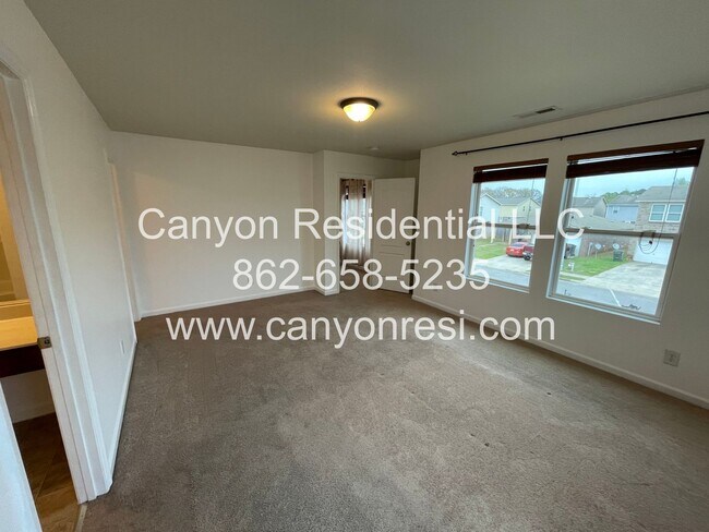 Building Photo - Great Location the spacious 3BR 3BA won't last long!