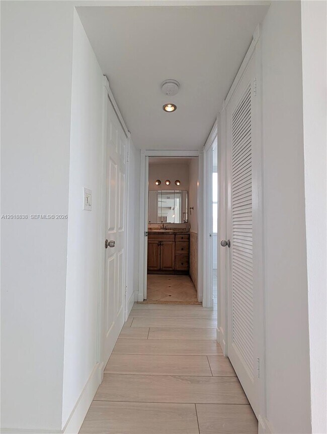 Building Photo - 7133 Bay Dr