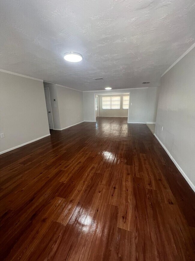 Building Photo - Updated, 2/2 Home Available now!