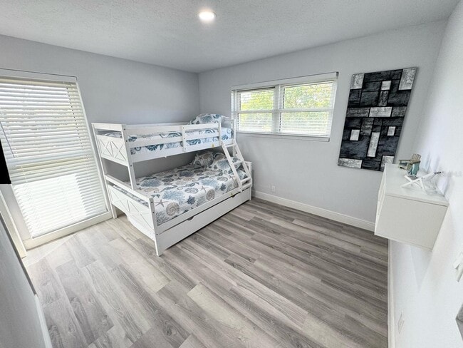 Building Photo - 2326 S Peninsula Dr