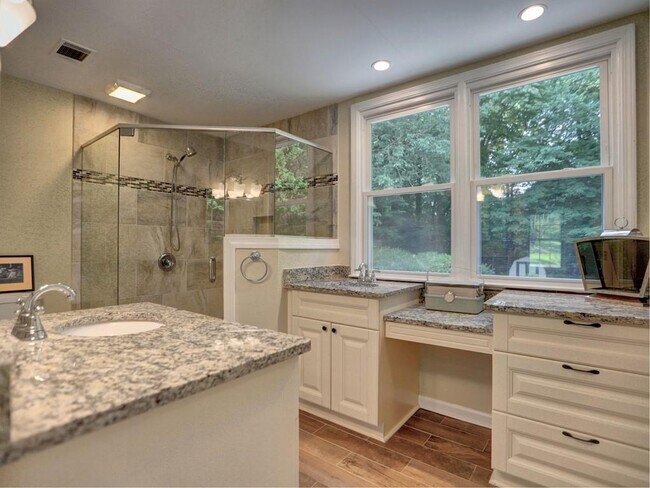 Building Photo - 4512 Woodlawn Lake Dr