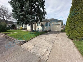 Building Photo - Charming 2-Bed Bungalow Retreat in Heart of Portland – Cozy 850 Sq Ft Space Awaits!