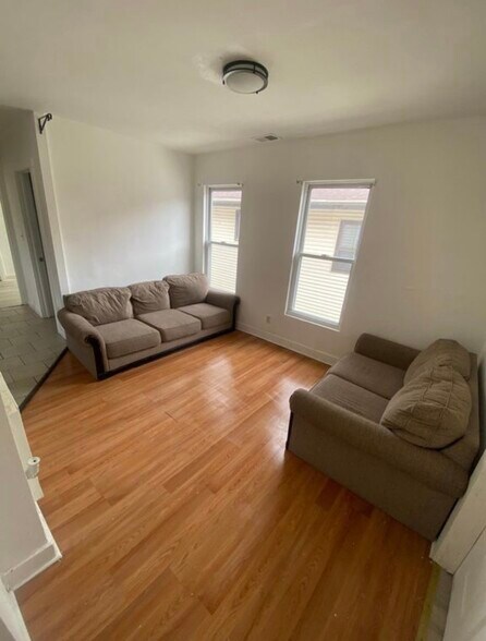 Building Photo - 27 Lilac St