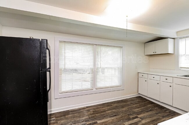 Building Photo - 709 S Davis Ave