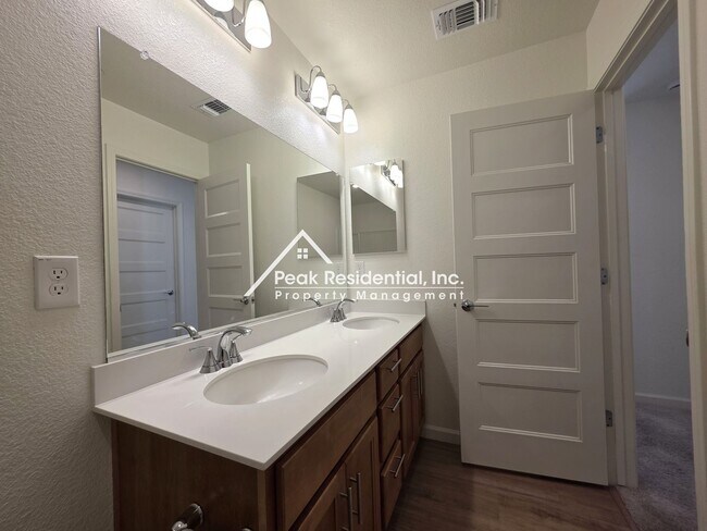 Building Photo - Only 2 years new. 3-bedrooms in Elk Grove